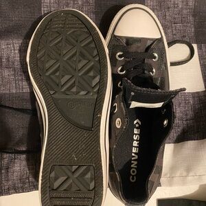 Black Converse All-Star tennis shoes, size 8